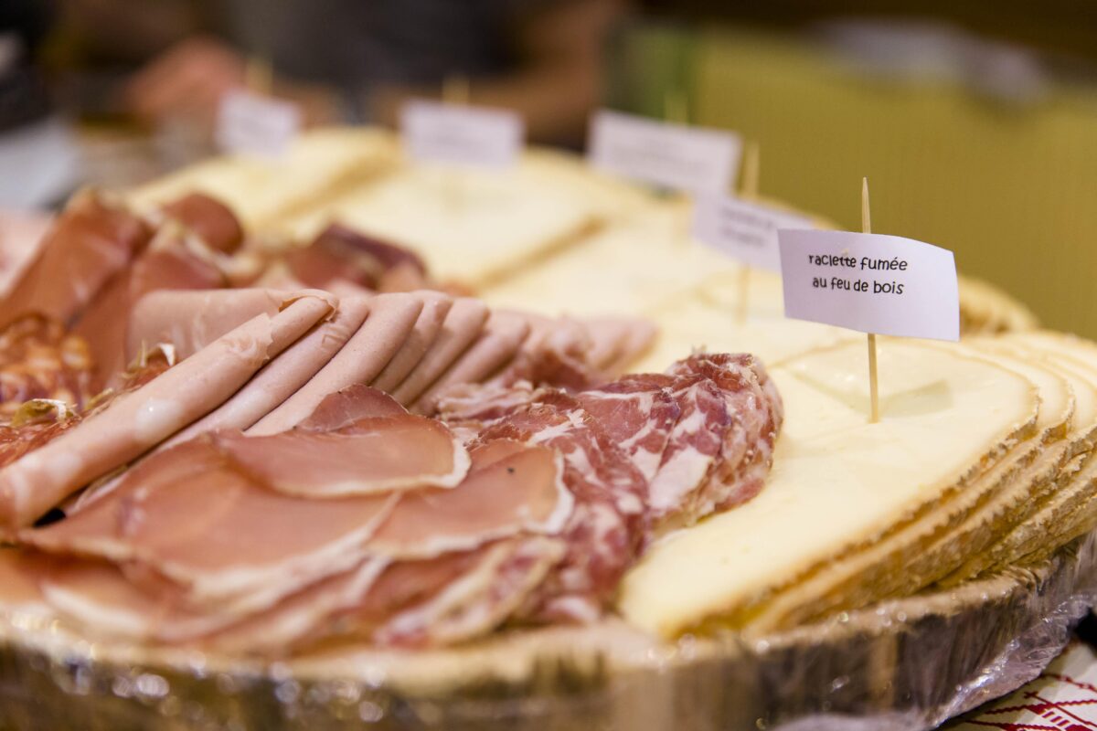 Sélection de charcuterie pour raclette les meilleurs choix pour un repas convivial