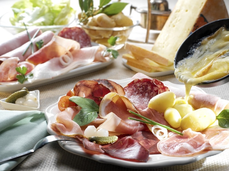 Sélection de charcuterie pour raclette : les meilleurs choix pour un