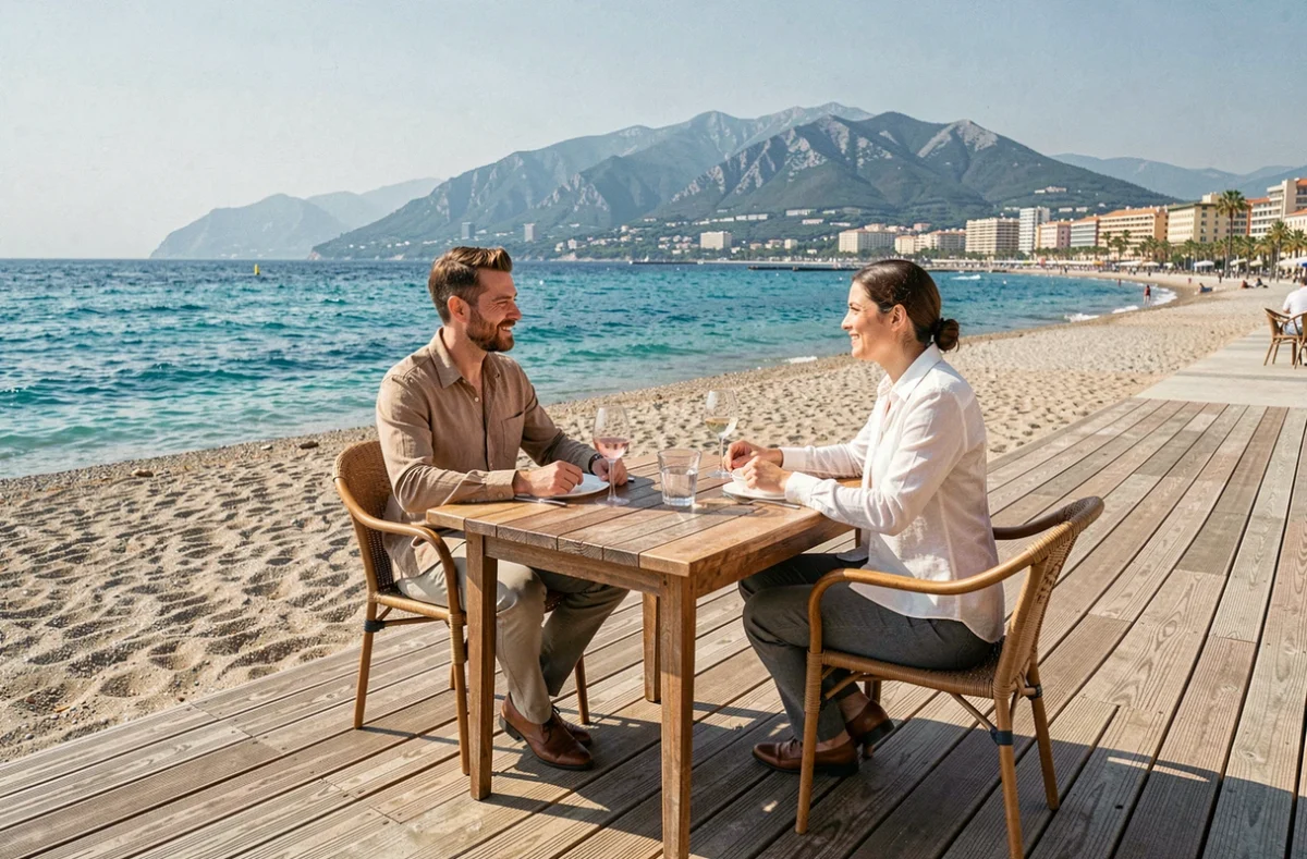 Table en terrasse du Castel Plage Restaurant à Nice avec vue directe sur la plage de galets et la Baie des Anges