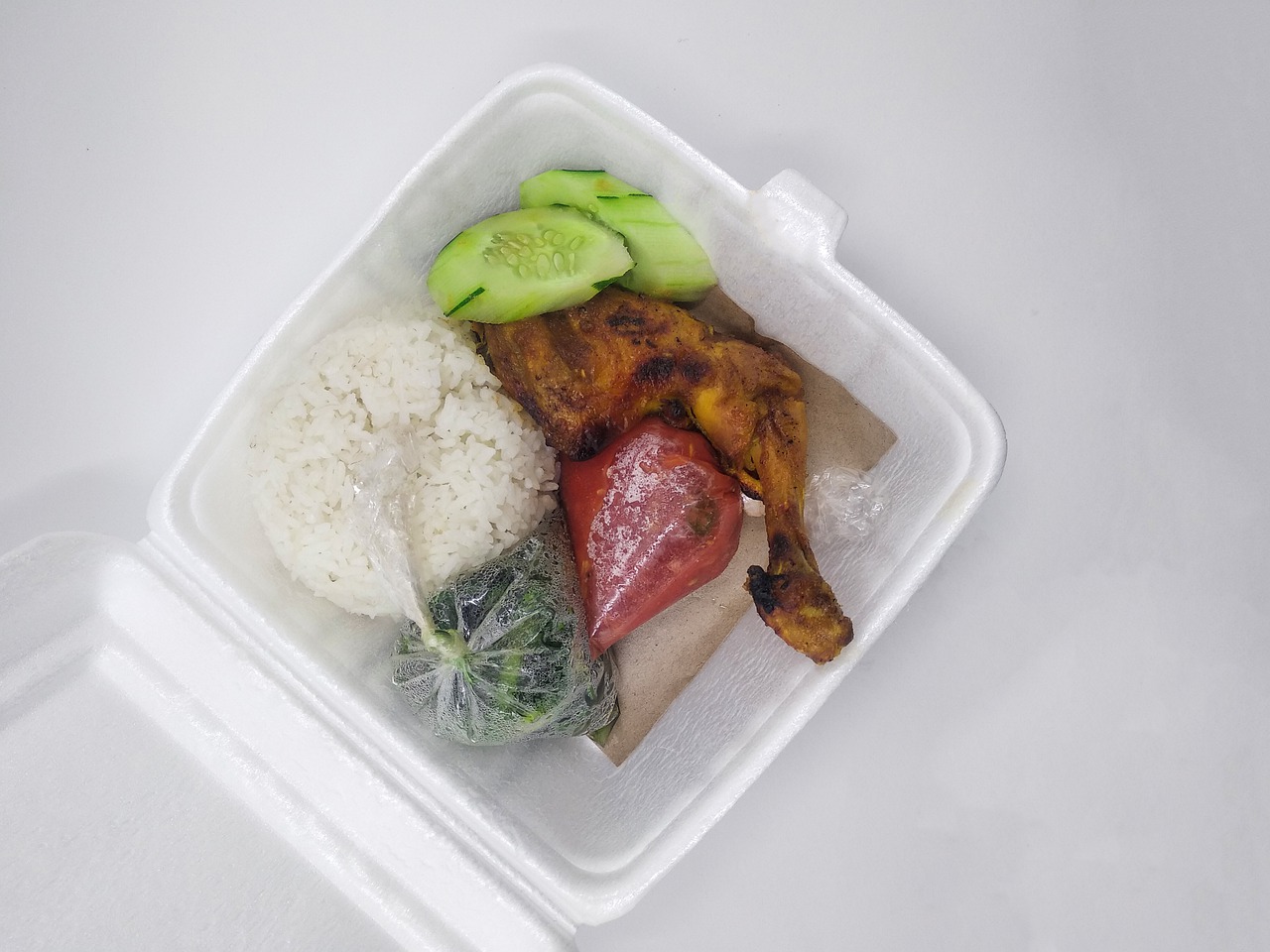 Plats à emporter savoureux et pratiques pour un repas rapide