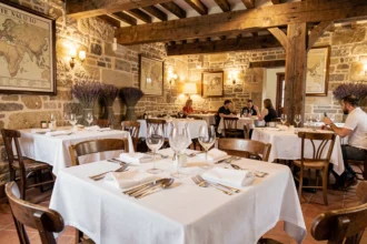 Salle de restaurant gastronomique en Centre-Val de Loire avec tables dressées et décor en pierre
