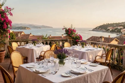 Vue panoramique d'une terrasse gastronomique en Provence-Alpes-Côte d'Azur surplombant la Méditerranée, évoquant l'excellence des restaurants étoilés de la région
